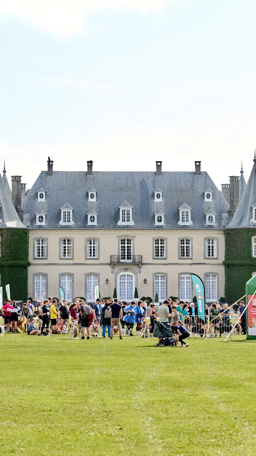 Bezoekers met honden op het domein van La Hulpe, sfeerbeeld van Dogs & Friends