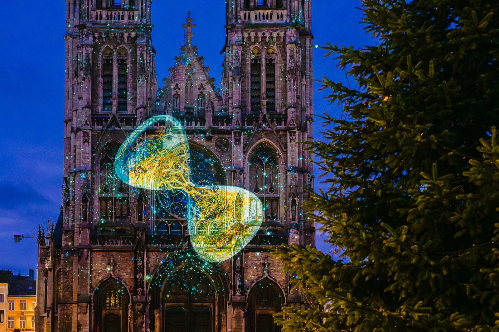 Lichtprojectie op de Sint-Petrus-en-Pauluskerk tijdens Lichtgolf 2025