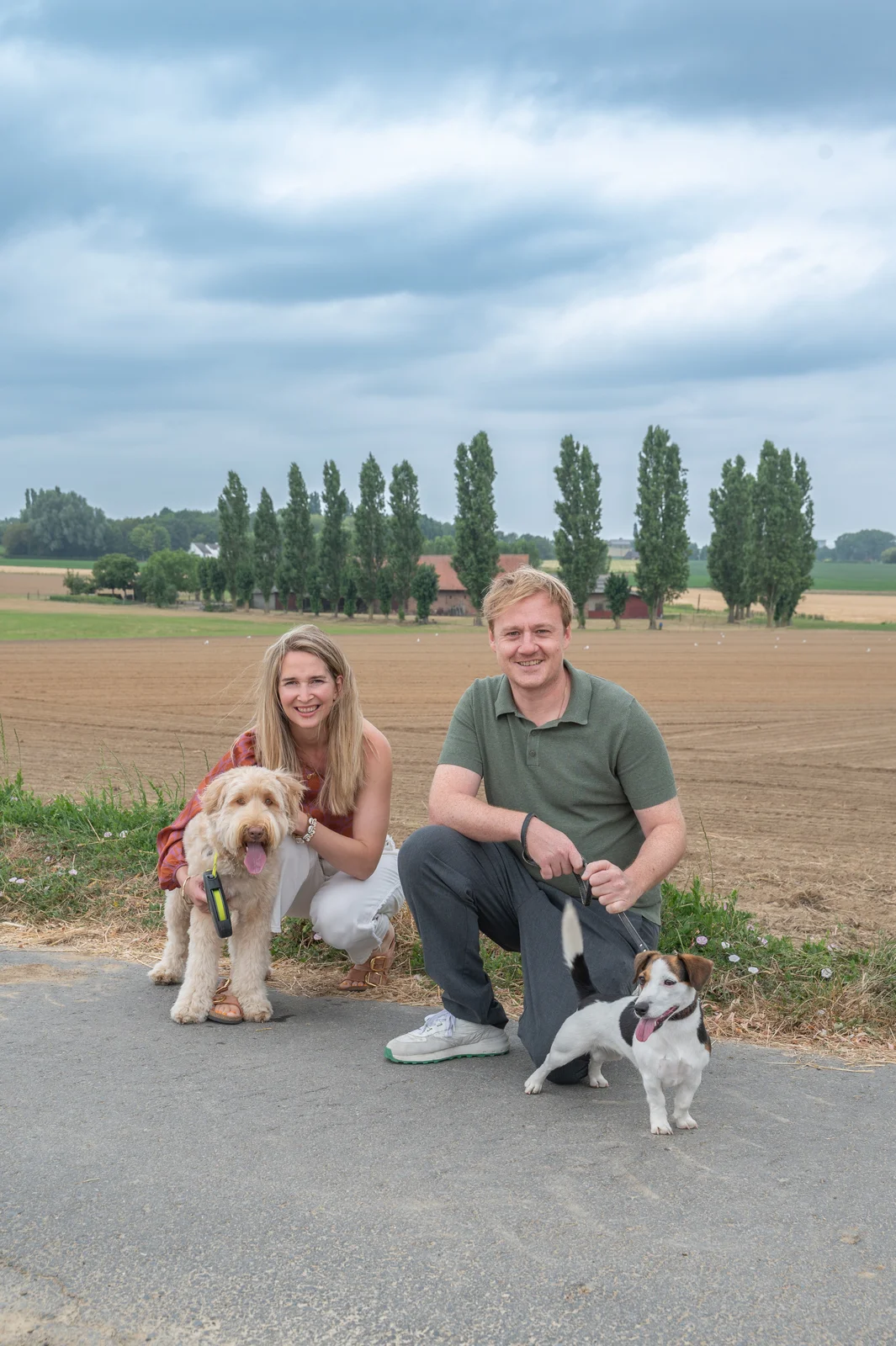 De initiatiefnemers van de hondenwandeling met hun honden