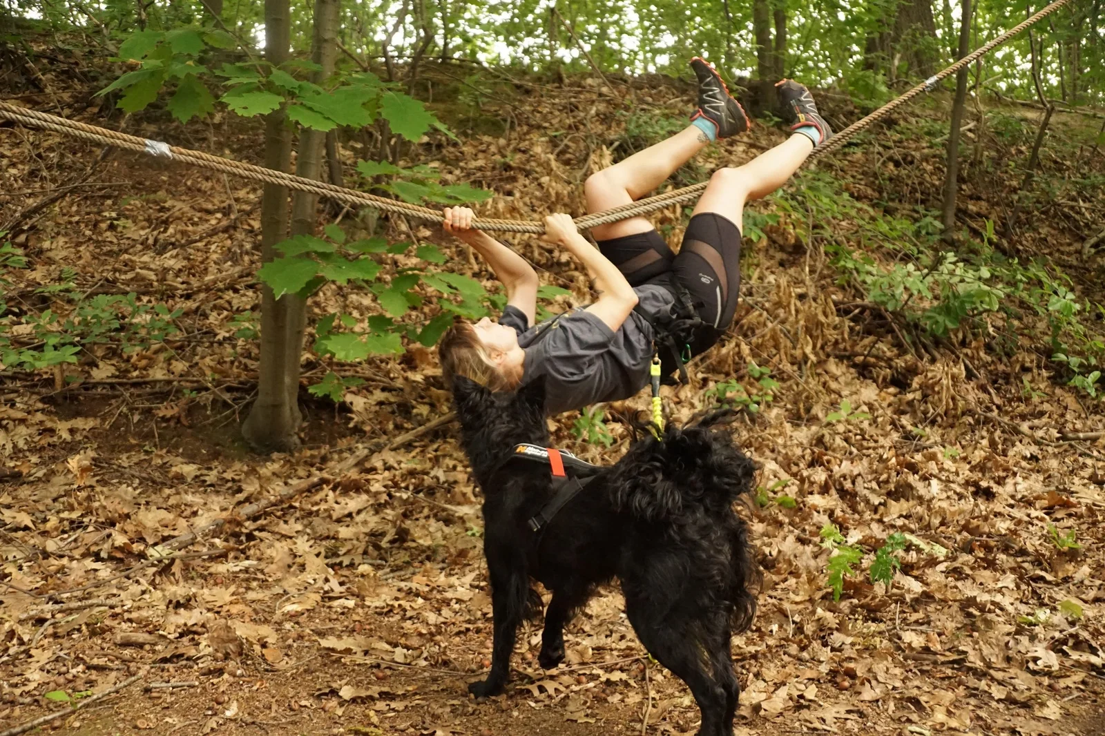 Deelnemer met hond op een hindernis bij Dogsurvival Therapy4Dogs